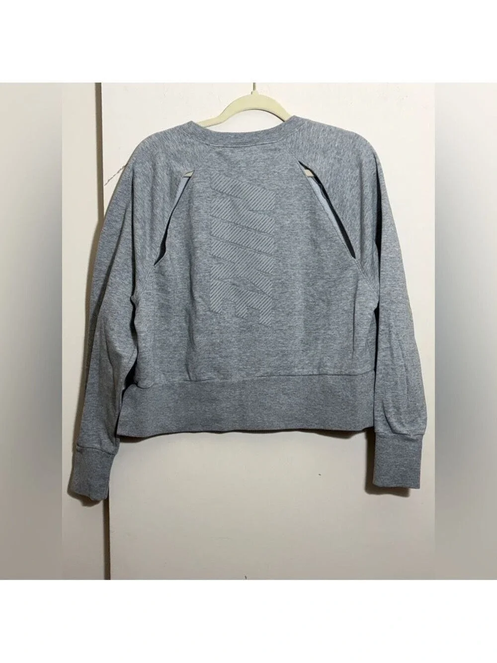 Nike Versa Dri-FIT Cropped Training Crewneck Sweatshirt Medium Heather Gray Pull